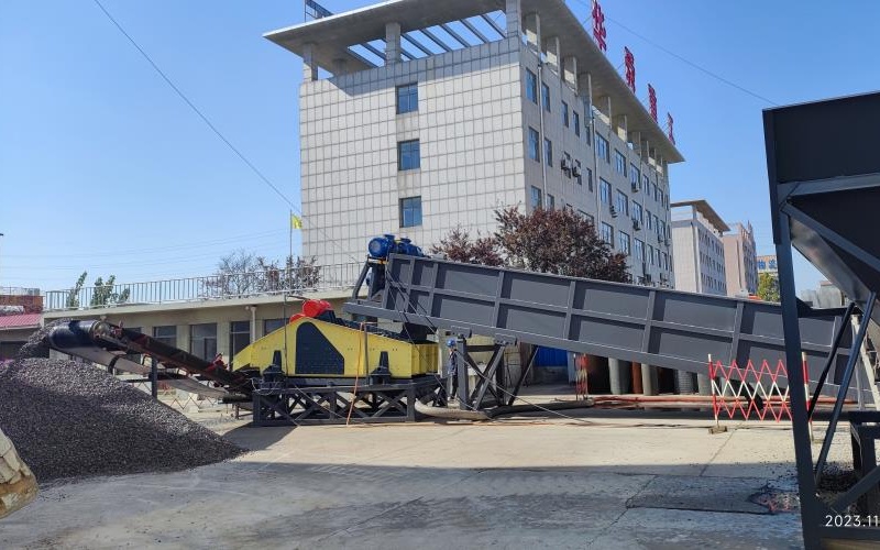 富之通雙螺旋洗石機，廠區(qū)內(nèi)帶料試機，展現(xiàn)卓越性能